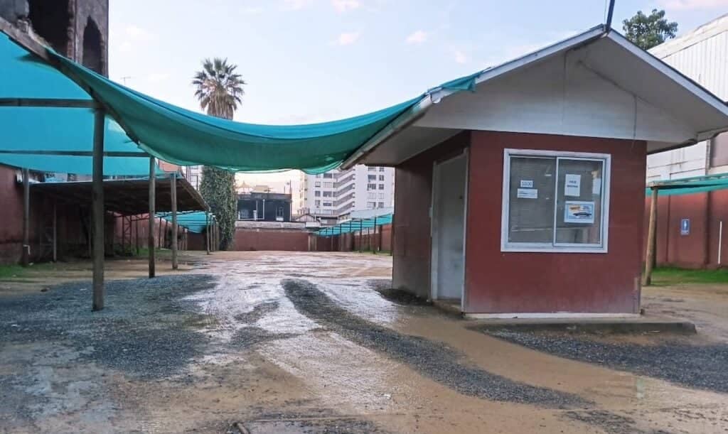 Curicó extiende permiso para estacionamientos en sitios eriazos hasta junio de 2026