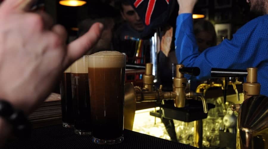 Concejal Sanz reitera llamado a crear ordenanza especial para regular funcionamiento de locales en Avenida de España