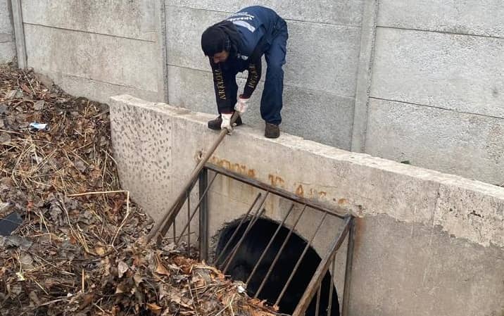Equipos municipales de Curicó hacen limpieza de canales en todo Curicó antes de las lluvias