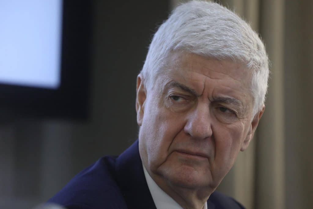 Ola de críticas y llamados a renuncia enfrenta director del SII por no pago de contribuciones