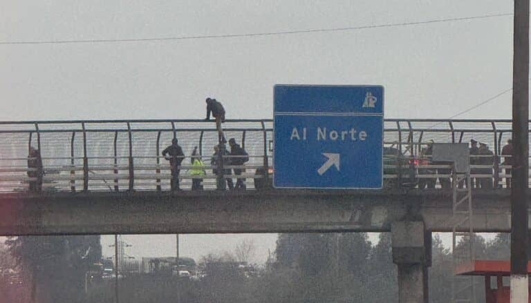 Finaliza con éxito rescate de persona que amenazaba con lanzarse desde el Puente Lircay en Talca