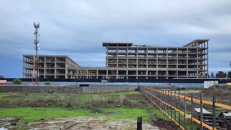 Servicio de Salud Maule pagó más de $8 mil millones a constructora por Hospital de Linares con apenas 30% de avance