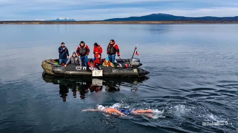 Bárbara Hernández realiza el nado más largo de la historia en las gélidas aguas de Puerto Natales
