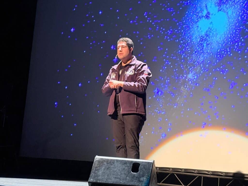 Astrónomo Jaime Giannelloni ofrece conferencia en Curicó a estudiantes de la Escuela Cataluña