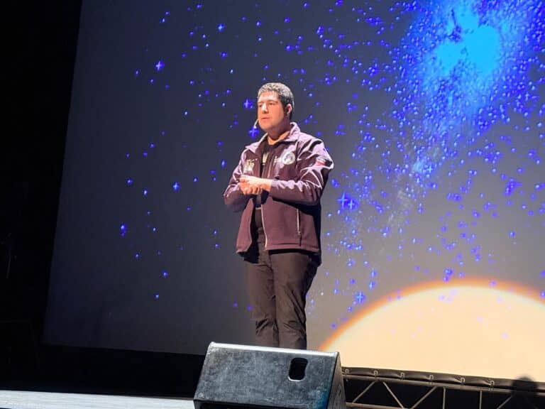 Astrónomo Jaime Giannelloni ofrece conferencia en Curicó a estudiantes de la Escuela Cataluña
