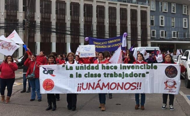 Manipuladoras de alimentos marcharon por Curicó durante paro nacional