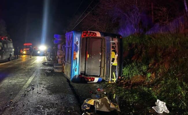 Volcamiento de bus deja más de 15 heridos en la llamada "Ruta de la Muerte" de Talca