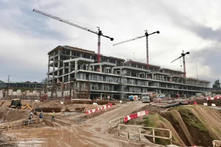 Diputado Sepúlveda y directiva del Hospital de Constitución inspeccionan obras del nuevo recinto
