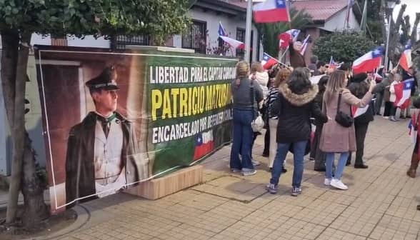 Familiares y amigos del excapitán Maturana realizaron un banderazo en las puertas de la cárcel de Molina