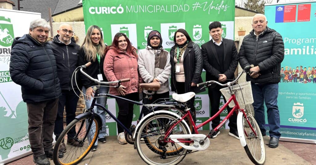 Familias de Curicó reciben bicicletas recicladas en campaña de sustentabilidad