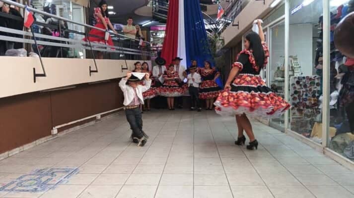 Benjamín, el pequeño bailarín que se robó las miradas en el esquinazo del Paseo Caracol