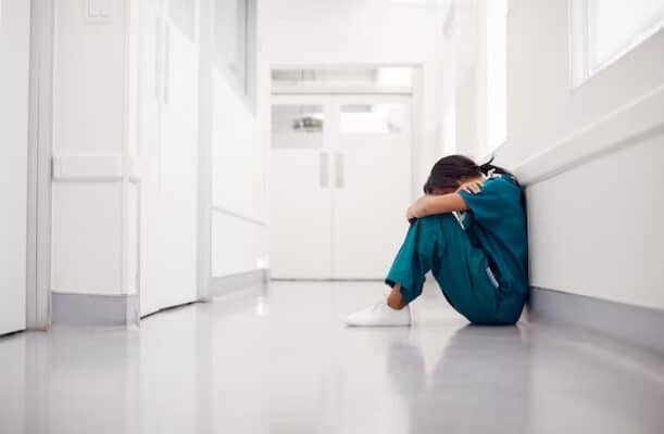 “Hazle la vida imposible”: Exdocente de la UCM denuncia presiones de directora de Medicina a estudiante