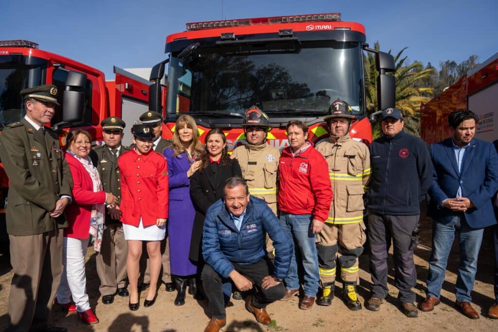 Gobierno Regional entrega 13 vehículos a Bomberos y municipios para fortalecer la seguridad