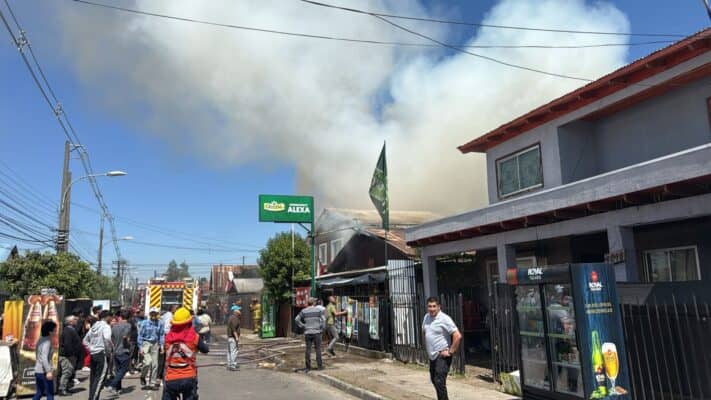 Incendio destruye minimarket y vivienda en Sol de Septiembre