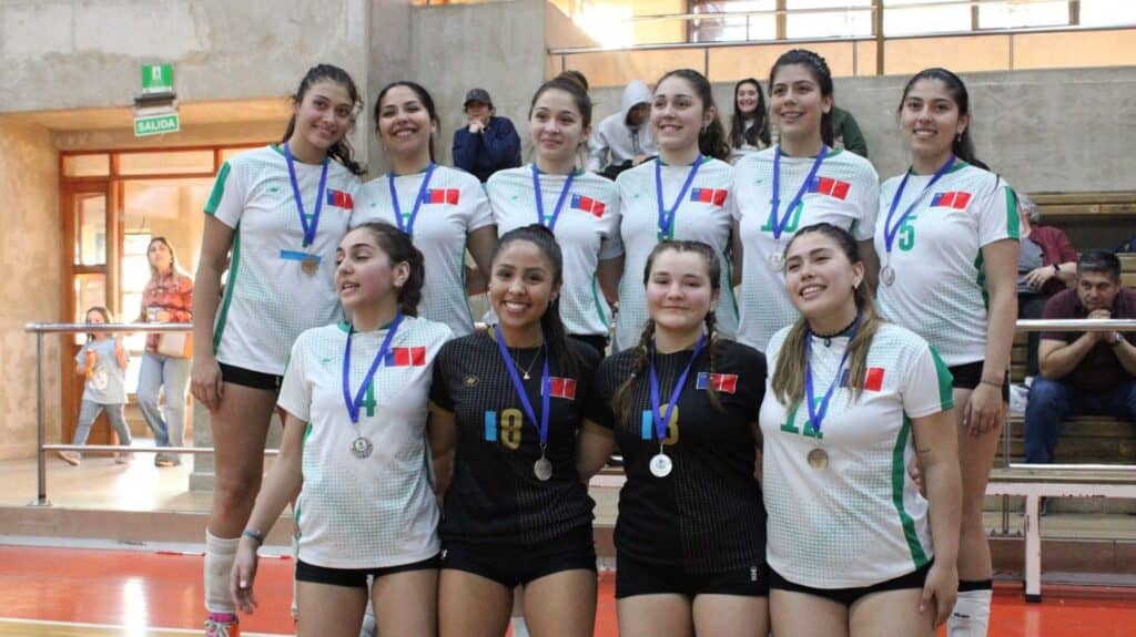 Dos líberos curicanas representarán al Maule en el vóleibol de los Binacionales 2025