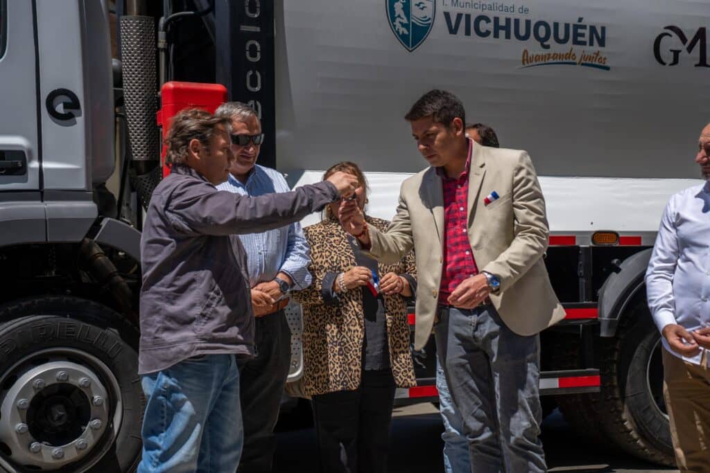 Vichuquén recibe moderno cuartel de Bomberos y nuevo camión recolector