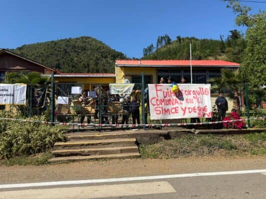 Escuela Pablo Neruda en toma por fusión anunciada en el PADEM 2026