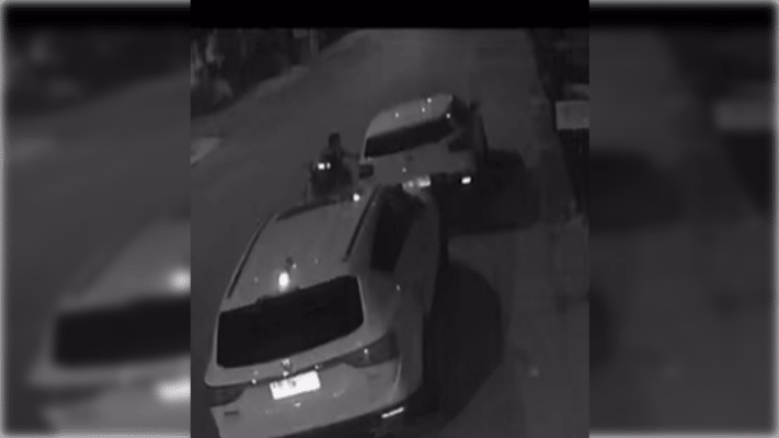 Cámaras registran a persona en silla de ruedas robando especies desde vehículo estacionado en Villa El Boldo
