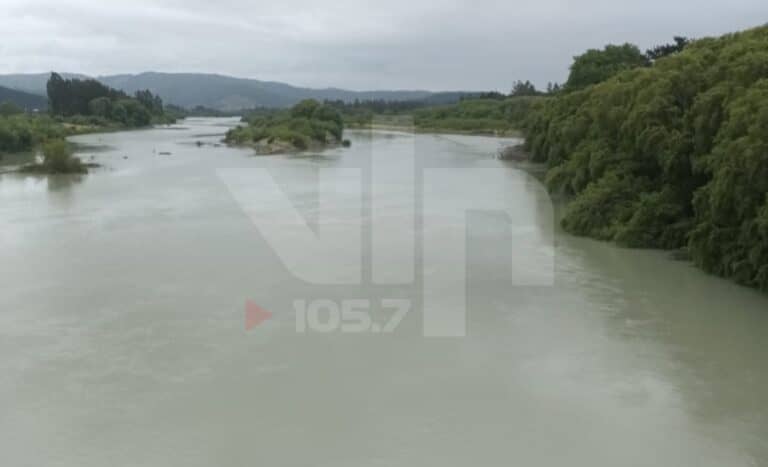 Ríos lechosos: Agricultores exigen a SENAPRED y DGA análisis urgente del agua por temor a contaminación volcánica