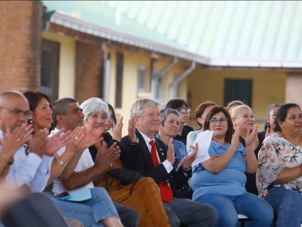 Administración Bordachar celebra primer año en graduación en Sarmiento