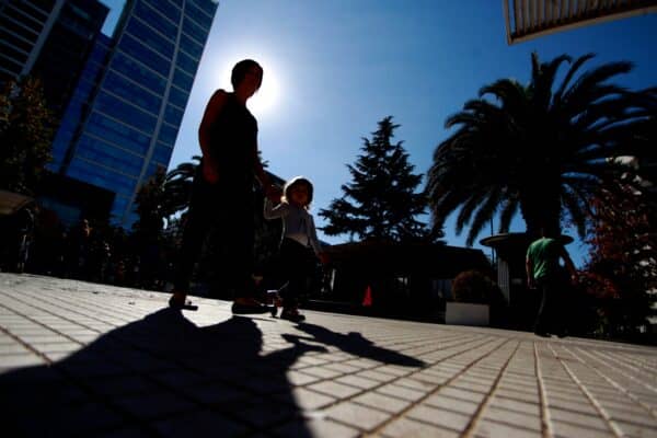 Comienza el verano meteorológico en Chile con pronósticos de calor y lluvias
