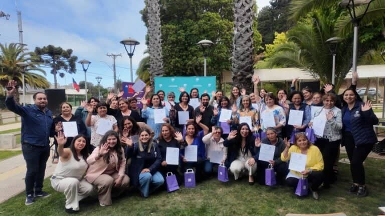 Inversión municipal permite que 33 mujeres de Vichuquén se certifiquen en nuevos oficios