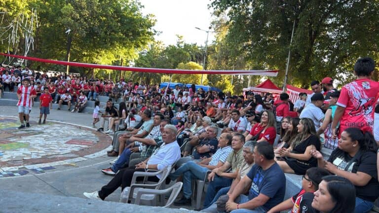 Curicó Unido celebra 20 años del título de tercera división: La Alameda se tiñó de "albirrojo"