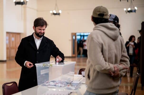 Presidente Boric emite su voto en Punta Arenas llamando a la unidad nacional