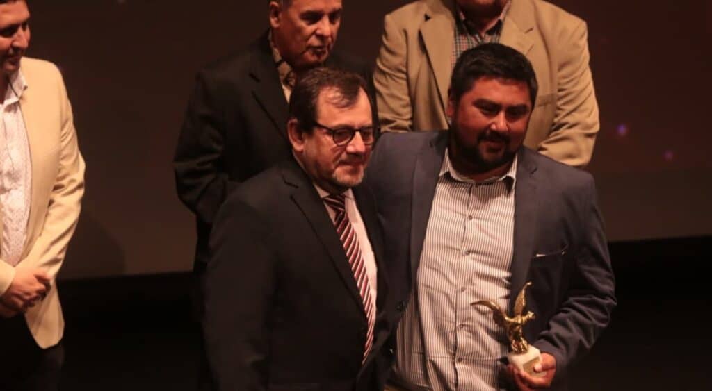 Talquino es galardonado como Mejor Periodista Deportivo de Regiones 2025