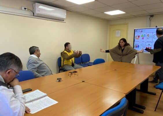 Reo con discapacidad esperará juicio en arresto domiciliario tras solicitudes de la Defensoría