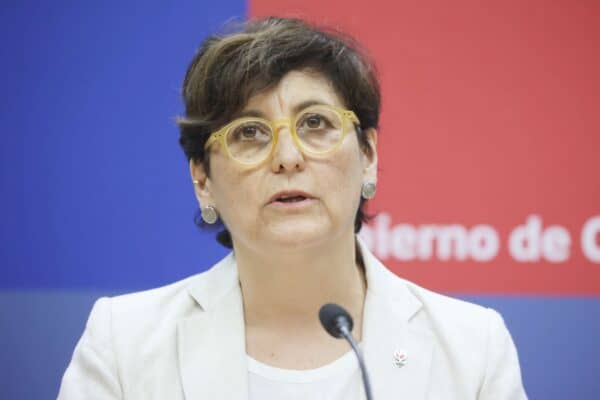 Ministra Aguilera niega privilegios en atención de su madre en Hospital del Salvador