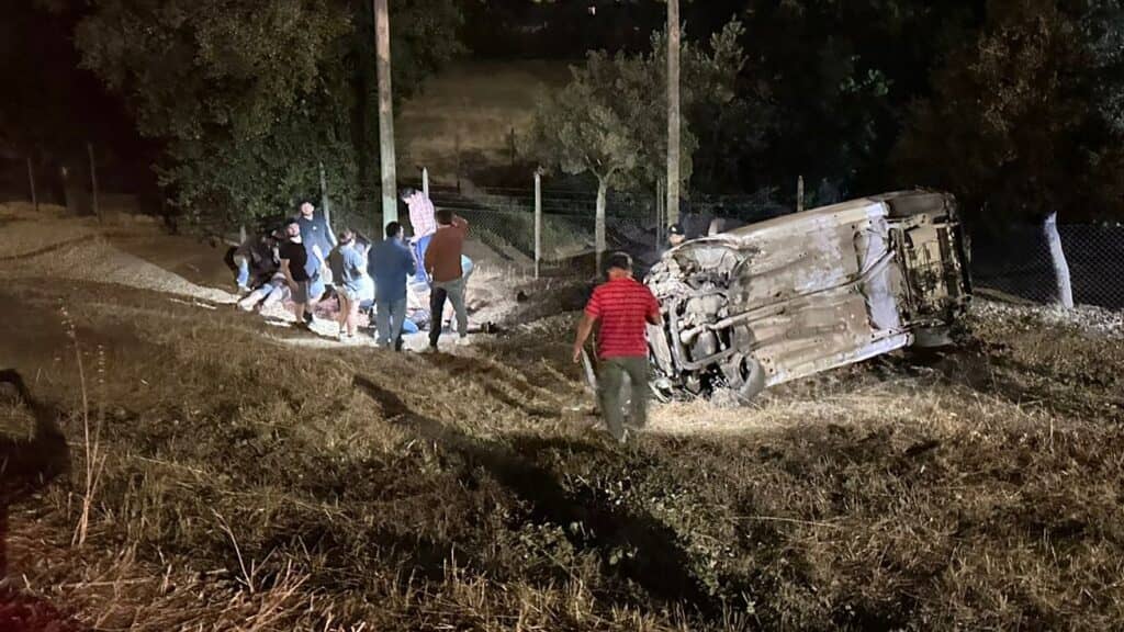 Violento volcamiento en la Ruta J-60 deja tres lesionados en Hualañé