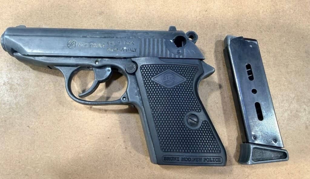 Operativo de madrugada: Carabineros detiene a dos adolescentes por porte de armas y drogas en pleno centro