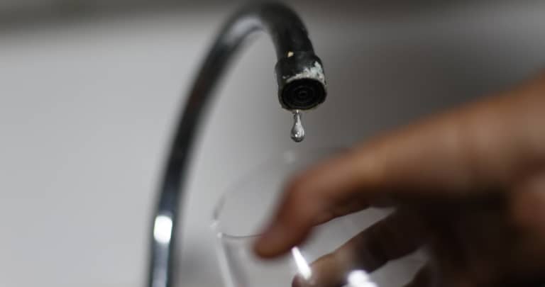 Vecinos del sector Santa Fe denuncian turbiedad en el agua de sus viviendas en medio del sistema frontal