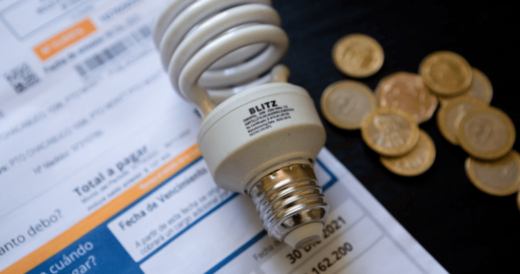 Repartidor dejó cuentas de luz en casa de un adulto mayor para que él las distribuyera