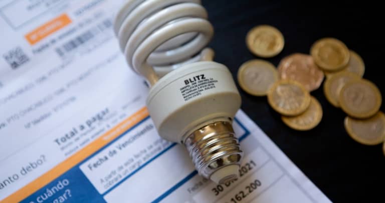 Repartidor dejó cuentas de luz en casa de un adulto mayor para que él las distribuyera
