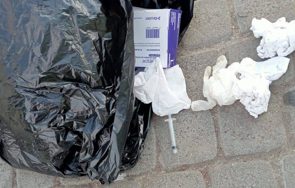 Municipio notifica a veterinaria de calle Freire por botar jeringas y desechos biológicos a la vía pública