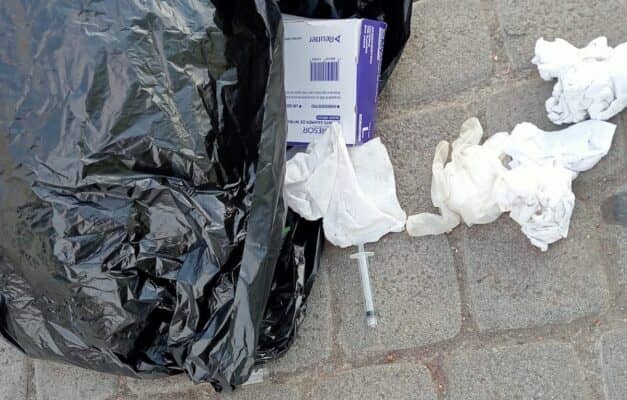 Municipio notifica a veterinaria de calle Freire por botar jeringas y desechos biológicos a la vía pública