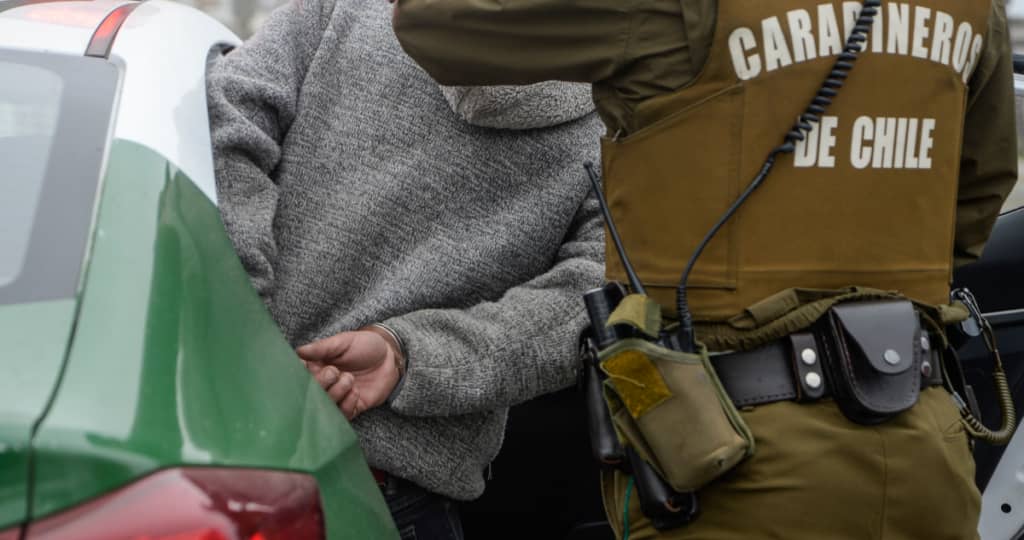 Carabineros detiene a sujeto tras robar más de 30 cajas de preservativos en Parral