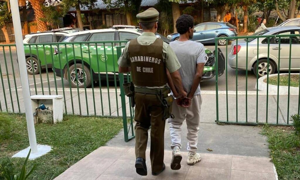 Intentó deshacerse de la droga: Detienen a sujeto con más de 40 dosis en plena Plaza de Sagrada Familia