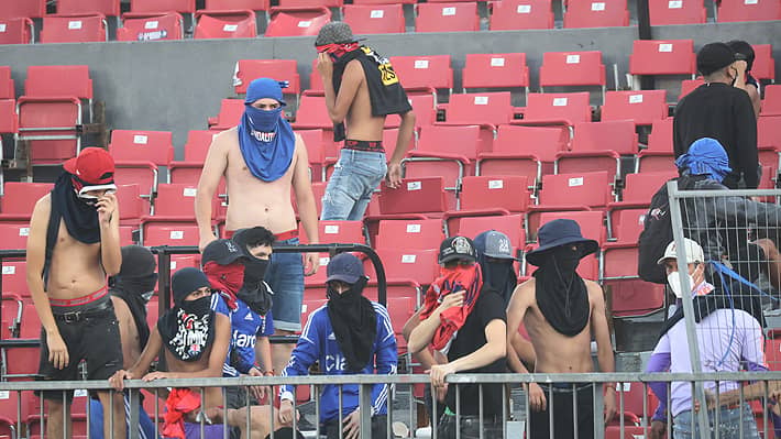 Hinchas de la U desatan caos: bengalas y disturbios obligan a suspender partido ante Audax Italiano