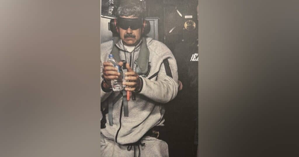 Donald Trump difunde imagen de Nicolás Maduro en aparente traslado tras operación militar