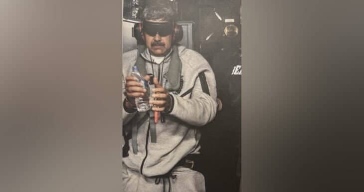 Donald Trump difunde imagen de Nicolás Maduro en aparente traslado tras operación militar