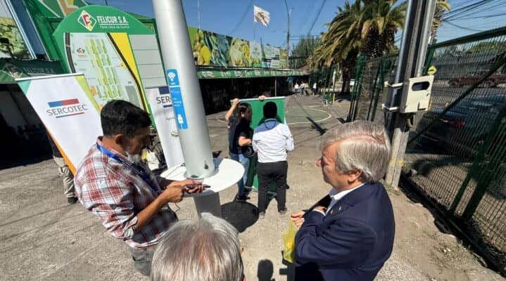 FELICUR estrena tótem de carga y paneles solares para convertirse en la primera feria libre sustentable de Chile