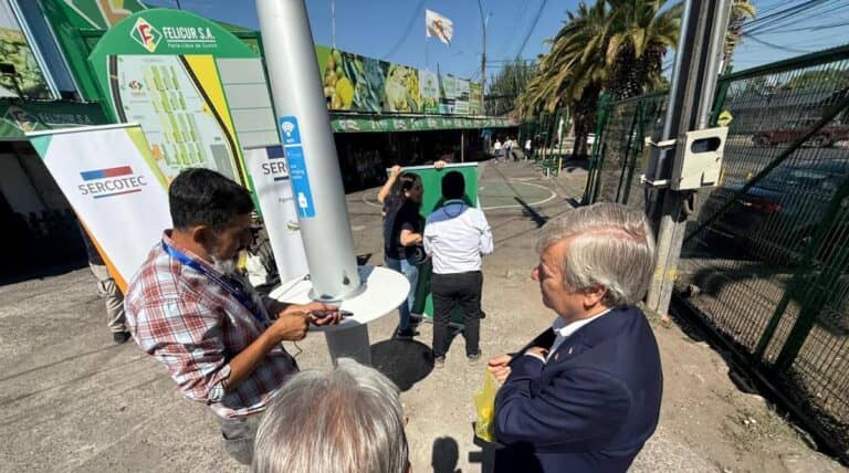 FELICUR estrena tótem de carga y paneles solares para convertirse en la primera feria libre sustentable de Chile