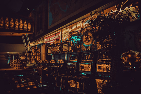 Glosario básico de casino: términos que todo el mundo ha oído (pero que quizá no entiende)