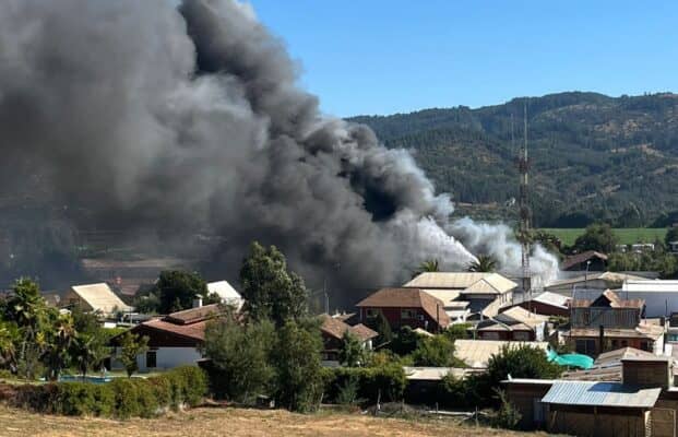 Alarma en Hualañé: Voraz incendio consume mall chino en pleno centro y obliga a suspender el tránsito en la Ruta J-60