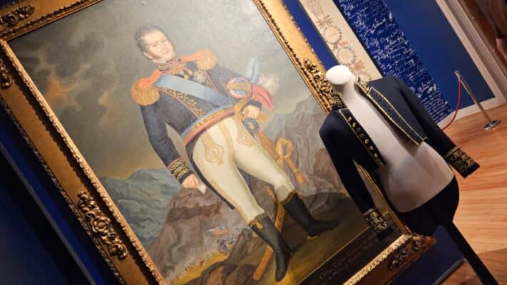 Exhiben réplica exacta de la chaquetilla de Bernardo O’Higgins en el Museo de Talca por los 208 años de la Independencia