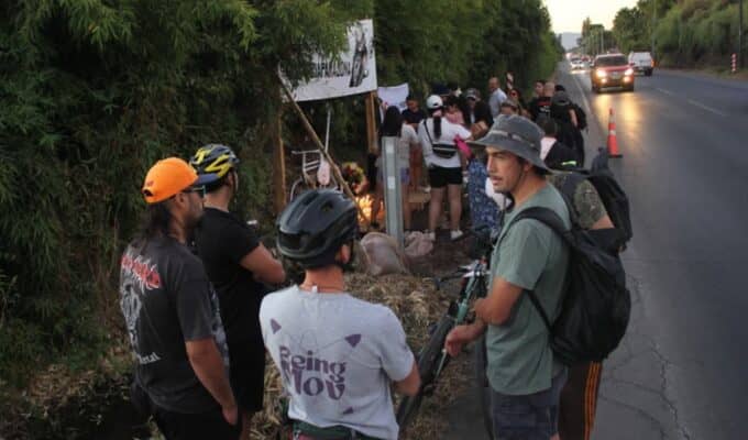 Familiares y comunidad ciclista instalan "bicianimita" en memoria de Jonathan Díaz a un mes de su trágico atropello
