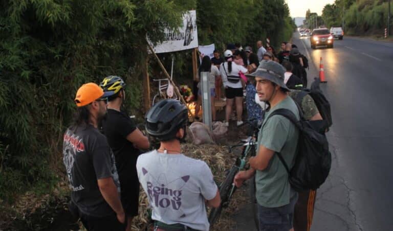 Familiares y comunidad ciclista instalan "bicianimita" en memoria de Jonathan Díaz a un mes de su trágico atropello